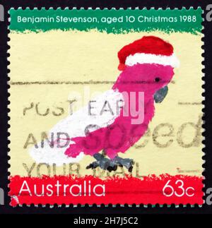 AUSTRALIEN - UM 1988: Eine in Australien gedruckte Marke zeigt Cockatoo mit Weihnachtsmütze von Benjamin Stevenson, Children’s Design, Christmas, circ Stockfoto