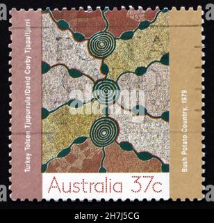 AUSTRALIEN - UM 1988: Eine in Australien gedruckte Marke zeigt das Bush Potato Country, Aboriginal Paintings aus der Papunya-Siedlung, um 1988 Stockfoto