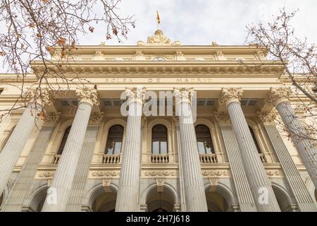 Madrid, Spanien - 27. Dez 2020: Zugangsbereich und Fassade des Haupteingangs des Gebäudes, das die Madrider Börse mit ihrem Charakter beherbergt Stockfoto