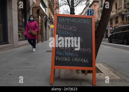 Madrid, Spanien - 27. Dezember 2020: Plakat mit der Speisekarte einer Bar oder eines Restaurants, geschrieben mit farbigen Kreiden, in der Calle Mayor von Madrid, dow Stockfoto