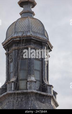 Madrid, Spanien - 27. Dezember 2020: Kuppel und Fenster der Kathedrale der Streitkräfte, im Zentrum von Madrid, von der Calle Mayor aus gesehen Stockfoto