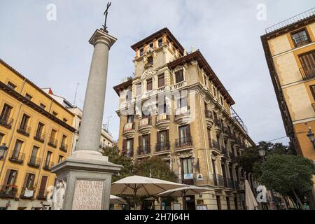 Madrid, Spanien - 27. Dez 2020: Gesamtansicht der alten und einzigartigen Gebäude, die die berühmte Plaza de Ramales umgeben, in der Innenstadt Stockfoto