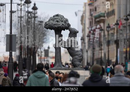 Madrid, Spanien - 27. Dez 2020: Die berühmte Statue des Bären und des Erdbeerbaums, in Puerta del Sol, umgeben von Dutzenden von Menschen auf einem kalten Wein Stockfoto