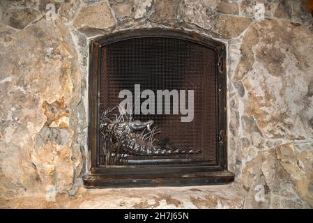 Wunderschön gearbeiteter und massiver Steinkamin, umgeben von Tieren, in einem Outdoor-Erholungsgeschäft in Nord-Zentral-Florida. Stockfoto