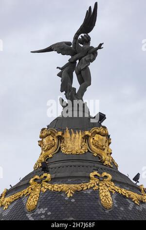 Madrid, Spanien - 27. Dez 2020: Detail der berühmten Skulptur einer geflügelten Göttin, des emblematischen Metropolis-Gebäudes, in der Alcala-Straße, in der Innenstadt von ar Stockfoto