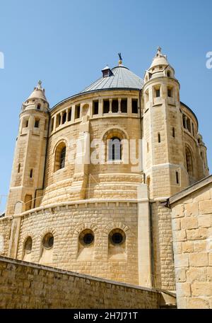 Alte Häuser Architektur in Jerusalem, Israel. Schloss mit Türmen und Mauern aus Ziegeln Stockfoto