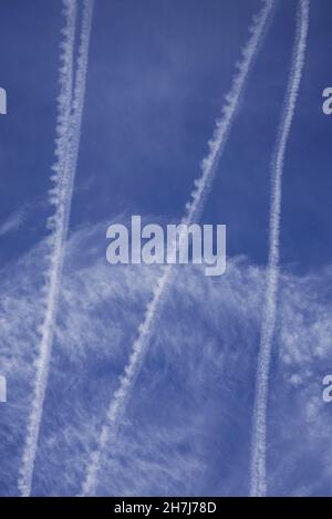 Jet kontraingt gegen einen kühlen, herniederfallenden Himmel über Nord-Zentral-Florida hinterlassen wunderschöne Muster, während sie sich in der Atmosphäre zerstreuen. Stockfoto