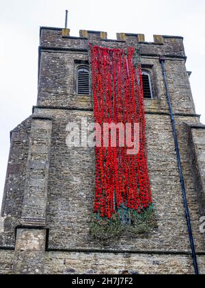 Gestrickte Mohnblumen schmücken die Biddenden Kirche in Kent im Rahmen der Gedenksonntag- und Waffenstillstandstage in Großbritannien Stockfoto