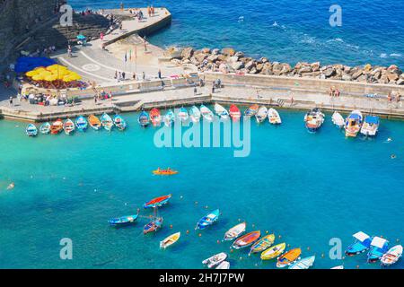 Hafen und Boote, Ansicht von oben, Vernazza, Cinque Terre, Ligurien, Italien, Europa Stockfoto