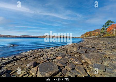 Lake Wallenpaupack in Poconos PA an einem hellen Herbsttag gesäumt von Bäumen in lebhaftem und schönem Laub Stockfoto