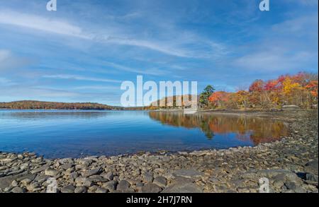 Lake Wallenpaupack in Poconos PA an einem hellen Herbsttag gesäumt von Bäumen in lebhaftem und schönem Laub Stockfoto