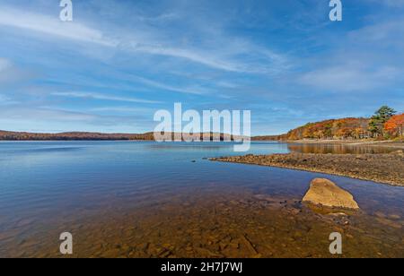 Lake Wallenpaupack in Poconos PA an einem hellen Herbsttag gesäumt von Bäumen in lebhaftem und schönem Laub Stockfoto