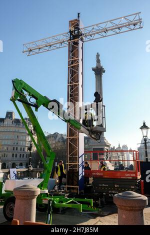 Trafalgar Square, London, Großbritannien. 23rd. November 2021. Arbeiter versammeln die Menorah auf dem Trafalgar Square für Chanukah, das jüdische Lichterfest. Kredit: Matthew Chattle/Alamy Live Nachrichten Stockfoto