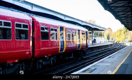 Epson Surrey London England, Uk, November 21 2021, South Western Railway Commuter Train At Epsom Station Surrey Stockfoto