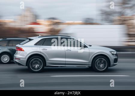 Ukraine, Kiew - 23. November 2021: Silberner Audi Q8 fährt auf der Straße. Redaktionell Stockfoto