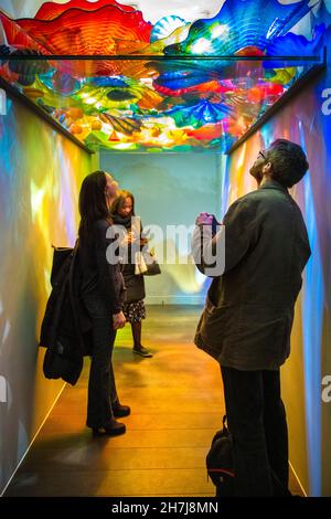 'Polichrome Persian Ceiling' von Dale Chichuly auf der Halcyon Gallery Ausstellung im Februar 2018, London, Großbritannien Stockfoto