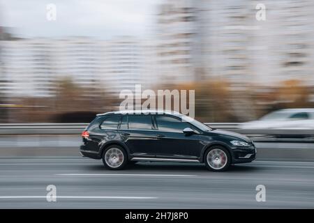 Ukraine, Kiew - 23. November 2021: Schwarzes Chrysler Pacifica Auto bewegt sich auf der Straße. Redaktionell Stockfoto