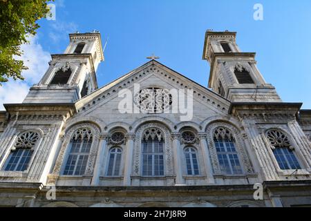 Istanbul, Türkei - November 2021: Außenansicht der Hagia Triada, einer griechisch-orthodoxen Kirche in Istanbul. Stockfoto