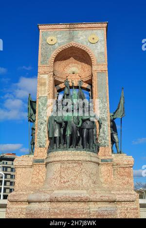 Istanbul, Türkei - November 2021: Das Republikdenkmal am Taksim-Platz zum Gedenken an die Gründung der Türkischen Republik im Jahr 1923. Stockfoto