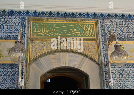 Istanbul, Türkei - 2021. November: Dekorierter Torbogen zur Kammer des Heiligen Mantels im Topkapi-Palast. Stockfoto