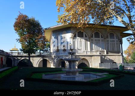 Istanbul, Türkei - November 2021: Bagdad Kiosk aus der Sicht eines Gartens im Topkapi-Palast-Innenhof. Stockfoto