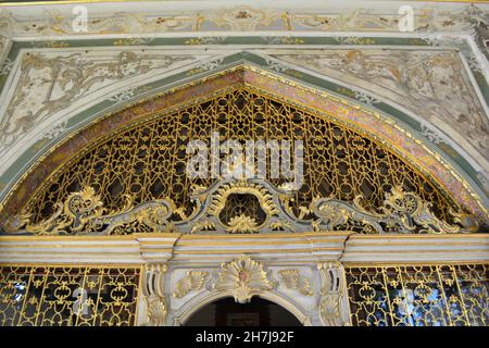 Istanbul, Türkei - November 2021: Details des Kaiserlichen Rathauses am Divan-Platz im Topkapi-Palast. Stockfoto