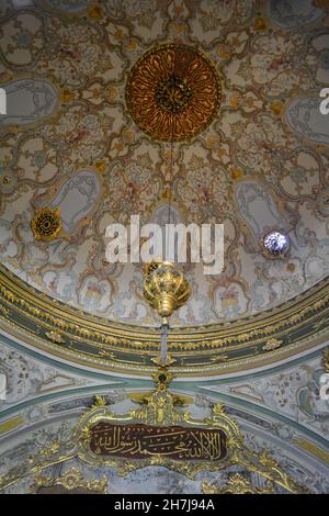 Istanbul, Türkei - November 2021: Details des Kaiserlichen Rathauses am Divan-Platz im Topkapi-Palast. Stockfoto