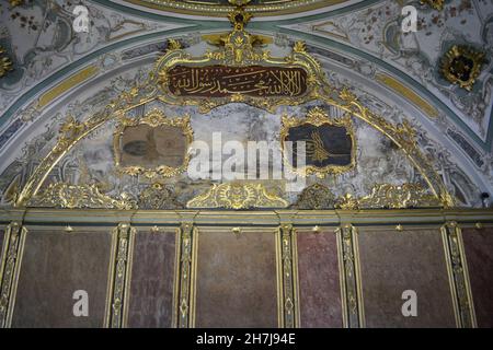 Istanbul, Türkei - November 2021: Details des Kaiserlichen Rathauses am Divan-Platz im Topkapi-Palast. Stockfoto