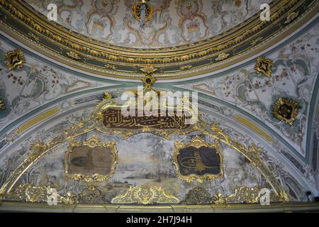 Istanbul, Türkei - November 2021: Details des Kaiserlichen Rathauses am Divan-Platz im Topkapi-Palast. Stockfoto