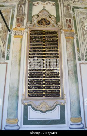 Istanbul, Türkei - November 2021: Details des Kaiserlichen Rathauses am Divan-Platz im Topkapi-Palast. Stockfoto