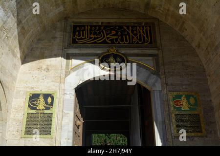 Istanbul, Türkei - November 2021: Details an der Fassade des Salutentors im Topkapi-Palast. Stockfoto