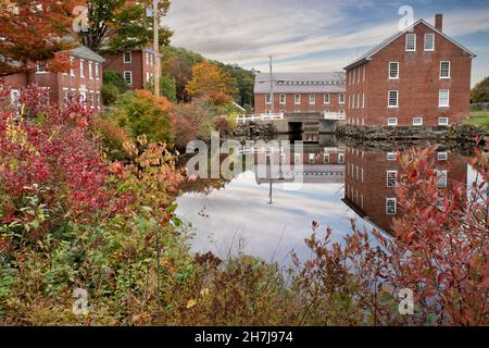 Farbenfrohe Herbstszene in der historischen Textilmühlenstadt aus dem 19th. Jahrhundert in der Region Monadnock in New Hampshire. Malerisches Dorf Harrisville. Stockfoto