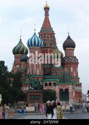 MOSKAU, RUSSLAND - 17. Aug 2010: Eine vertikale Aufnahme der Kathedrale von Vasilij dem Seligen, die gemeinhin als Basilius-Kathedrale bekannt ist. Stockfoto