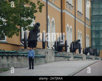 MOSKAU, RUSSLAND - 17. Aug 2010: Die riesigen Kanonen um die Kreml-Rüstkammer, Moskau, Russland. Stockfoto