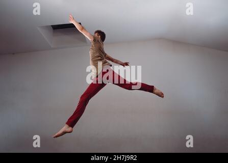 Stilvoller junger Mann, der eine künstlerische Tanzchoreographie aufführt Stockfoto