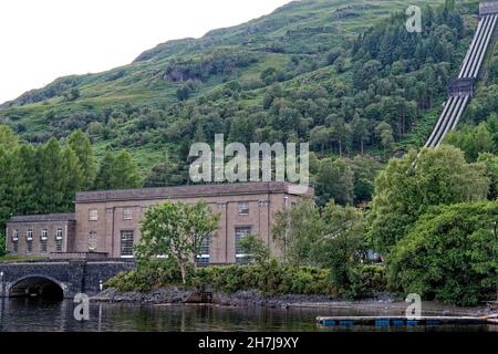 Sloy Power Station (denkmalgeschütztes Gebäude der Kategorie A), Teil des Loch Sloy Hydro-Electric Scheme bei Inveruglas am Westufer von Loch Lomond in Schottland, Großbritannien Stockfoto