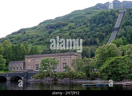 Sloy Power Station (denkmalgeschütztes Gebäude der Kategorie A), Teil des Loch Sloy Hydro-Electric Scheme bei Inveruglas am Westufer von Loch Lomond in Schottland, Großbritannien Stockfoto