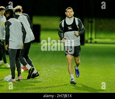 Kirkby, Liverpool, England; 23rd. November 2021; Axa Training Center, Kirkby, Liverpool, England; FC Liverpool trainiert vor dem Champions League-Fußballspiel gegen den FC Porto am 24th. November: James Milner von Liverpool Credit: Action Plus Sports Images/Alamy Live News Stockfoto