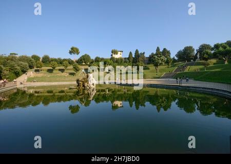 Großes Becken mit Neptunbrunnen im Boboli-Garten in Florenz, Italien. Stockfoto