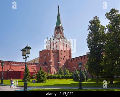 Moskau, Blick vom Alexander-Garten auf den Dreifaltigkeitsturm an der Westwand des Kremls, Moskwa, Moskau-Wolga-Kanal, Russland, Europa Stockfoto