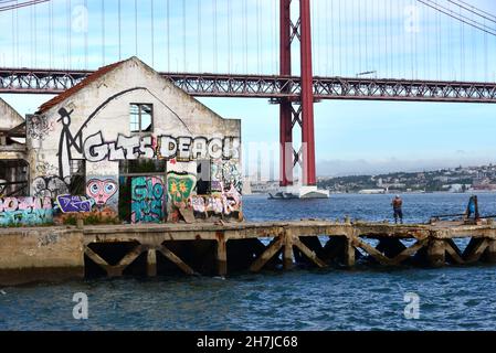 Blick von Almada auf der Südseite des Tejo mit Brücke, Lissabon, Portugal Stockfoto