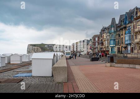 Weiße Strandhütten am Meer an der Küste von Albâtre in der Stadt Mer-les-Bains in Frankreich Stockfoto