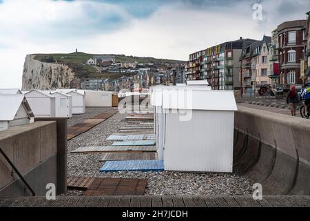 Weiße Strandhütten am Meer an der Küste von Albâtre in der Stadt Mer-les-Bains in Frankreich Stockfoto