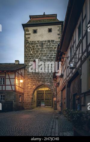 Blick auf das Geiersberger Stadttor der mittelalterlichen Stadt Seßlach im oberfränkischen Coburg Stockfoto