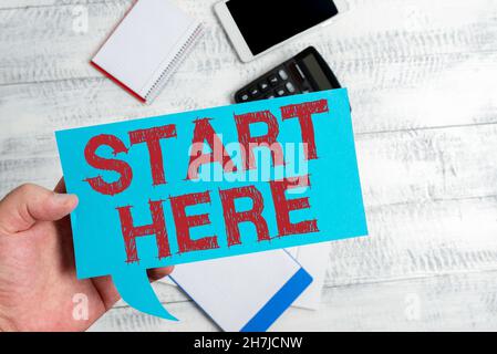 Textunterschrift mit der Präsentation Hier starten. Konzeptionelles Foto, das jemandem sagt, dass dies der Ausgangspunkt für die neue Geschäftsplanung und ist Stockfoto