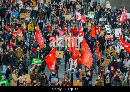 Utrecht, Niederlande. 21st. November 2021. Eine große Schar von Demonstranten sah während des Protestes in Utrecht Fahnen, Plakate und Transparente in der Hand.Eine Koalition aus Mieterorganisationen, Anwohnergruppen, lokalen politischen Parteien und Aktivisten organisierte eine Demonstration, die sie „den Wohnungsprotest Utrecht“ nannten. Um 1500 marschierten Demonstranten durch Utrecht und protestierten gegen die Wohnungspolitik in den Niederlanden. Kredit: SOPA Images Limited/Alamy Live Nachrichten Stockfoto