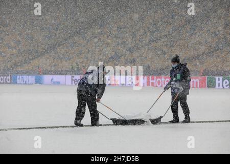 Non Exclusive: KIEW, UKRAINE - 23. NOVEMBER 2021 - Arbeiter entfernen den Schnee, der die ukrainische Hauptstadt in diesem Herbst zum ersten Mal getroffen hat Stockfoto