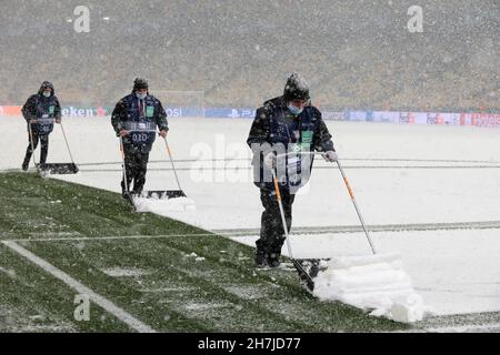 Non Exclusive: KIEW, UKRAINE - 23. NOVEMBER 2021 - Arbeiter entfernen den Schnee, der die ukrainische Hauptstadt in diesem Herbst zum ersten Mal getroffen hat Stockfoto