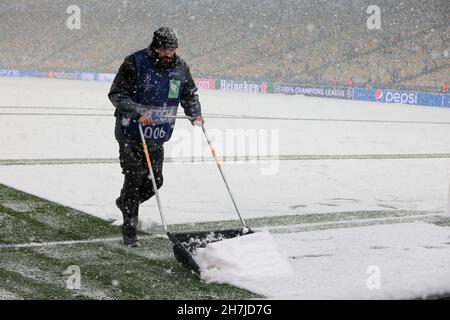 Nicht exklusiv: KIEW, UKRAINE - 23. NOVEMBER 2021 - Ein Arbeiter entfernt den Schnee, der die ukrainische Hauptstadt in diesem Herbst zum ersten Mal getroffen hat Stockfoto