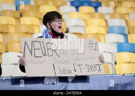 Nicht exklusiv: KIEW, UKRAINE - 23. NOVEMBER 2021 - Ein Junge hält ein Plakat und bittet vor dem 2021/2022 um ein T-Shirt von Bayerns Torwart Manuel Neuer Stockfoto